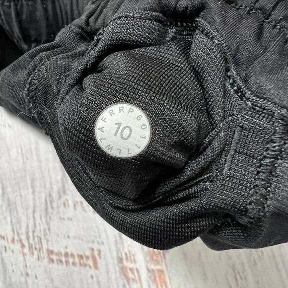 Lululemon Hotty Hot Short SIZE 10 Daisy Dust Alpine White Black Mesh Running - Picture 4 of 11